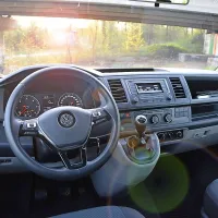 Delovni prostor voznika je izčiščen in praktičen. 