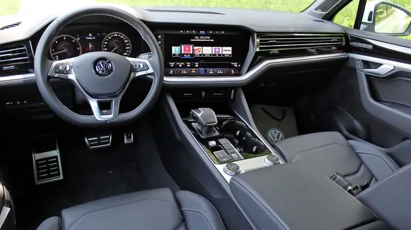 Zaslon na dotik ponuja številne funkcije.