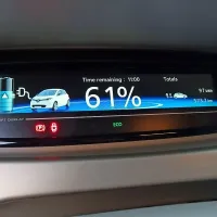 Voznik v takšnem avtomobilu najpogosteje pogleduje proti stanju 
baterije ...