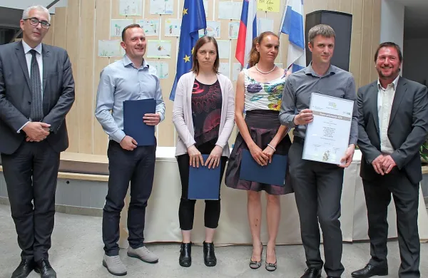 “Zlati” inovatorji iz  podjetju Efos z direktorjem postojnske 
zbornice Boštjanom Požarjem (skrajno desno) in izvršnim direktorjem GZS  Mitjo Gorenščkom (skrajno levo). 