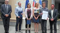 “Zlati” inovatorji iz  podjetju Efos z direktorjem postojnske 
zbornice Boštjanom Požarjem (skrajno desno) in izvršnim direktorjem GZS  Mitjo Gorenščkom (skrajno levo). 
