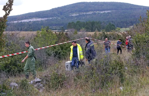 Glavni preiskovalec letalskih nesreč Toni Sojčevski je s policisti še 
isti dan opravil ogled prizorišča  tragične  letalske nesreče.  