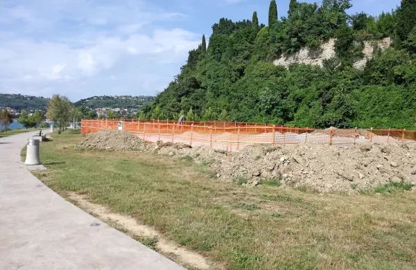 Gradnja igrišč na mivki na rtu Seča. Nekoliko zamude je zaradi 
dobave mivke, ki je ni na zalogi.  