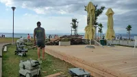 Na terasi restavracije Svetilnik, v kateri pripravljajo tako  burgerje 
kot  kalamare,     so te dni zamenjali dotrajan pod.