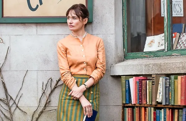 Emily Mortimer se je tokrat prelevila v uporniško ljubiteljico 
knjig.