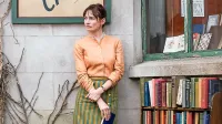 Emily Mortimer se je tokrat prelevila v uporniško ljubiteljico 
knjig.