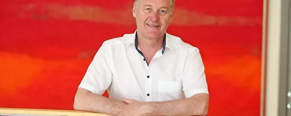        Anton Baloh meni, da pritiskanje na otroka v kriznih obdobjih 
lahko škodi, medtem ko  to, da mu straši stojijo ob strani, vselej 
pomaga.