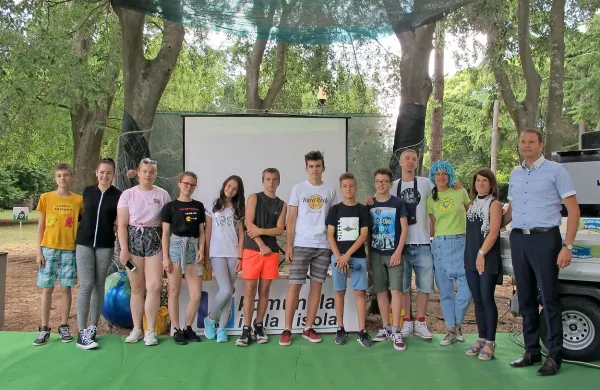 Izolski učenci, raper Drill (četrti z desne), maskota Cuperman (ob 
njem) in direktor Komunale Denis Bele (desno) med predstavitvijo 
okoljskih projektov na Svetilniku.