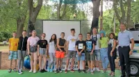 Izolski učenci, raper Drill (četrti z desne), maskota Cuperman (ob 
njem) in direktor Komunale Denis Bele (desno) med predstavitvijo 
okoljskih projektov na Svetilniku.