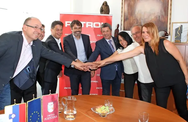 Predstavniki občine in Petrola so bili zadovoljni, da bo po 
dveletnih pripravah projekt končno lahko stekel.