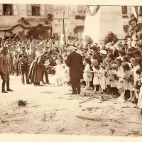 V  Notranjskem muzeju Postojna si bo mogoče ogledati tudi 
fotografijo mesta med  slovesnim sprejemom cesarskega para v 
družbi generala Svetozarja  Borojevića 3. junija 1917. 