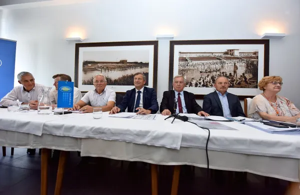 

Včerajšnji nastop Karla Erjavca ne čelu Desusa ni bil njegov 
poslednji, saj ostaja predsednik stranke.