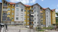 Nekatera stanovanja v Parku pod Javorniki, ki jih je zgradil 
propadli Dolenjgrad, DUTB pa ima na njih hipoteke, bodo morda 
nove lastnike dobila na današnji dražbi.