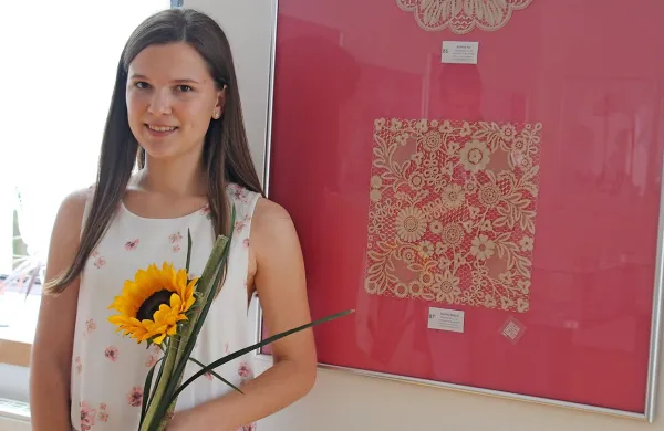 Mojca Škvarč ob “naj” čipki po izboru obiskovalcev.
