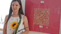 Mojca Škvarč ob “naj” čipki po izboru obiskovalcev.