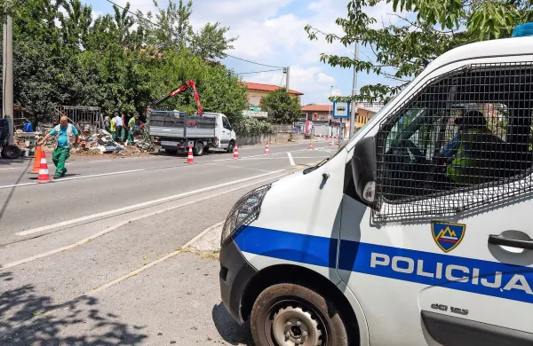 Čistilno akcijo sredi Škofij je včeraj na prošnjo koprske občine 
spremljalo sedem policistov, ki so skrbeli za varnost delavcev 
Marjetice.