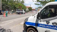 Čistilno akcijo sredi Škofij je včeraj na prošnjo koprske občine 
spremljalo sedem policistov, ki so skrbeli za varnost delavcev 
Marjetice.