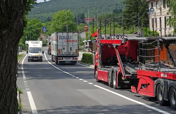 Krajani ob cesti, ki povezuje Kozino in Starod, so na robu potrpežljivosti. Država je gradnjo avtoceste skozi ta del Primorske znova 
odmaknila v neznano prihodnost.