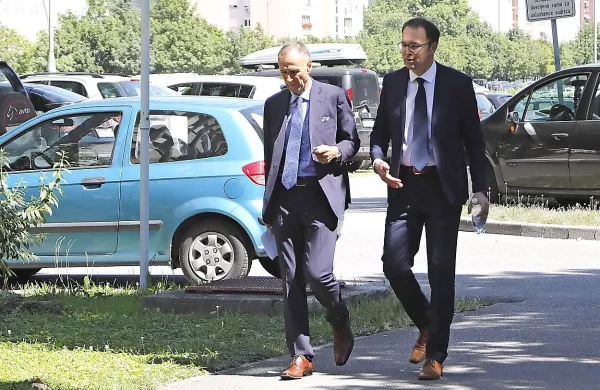 

Pulmolog Damjan Birtič (desno) je včeraj vnovič zavrnil očitke iz 
obtožnice, da bi malomarno zdravil pacienta Steva  Petrovića.
