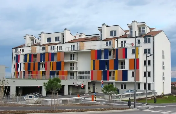 V izolski občini so zgradili dva neprofitna bloka: prvega  leta 2005 
in drugega (na fotografiji) leta 2009.     