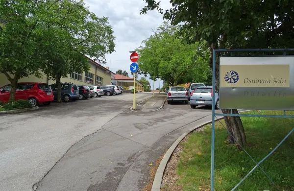 Pri šoli in vrtcu v Dutovljah je 40 parkirnih mest, ki pa jih zasedejo 
že zaposleni. Starši, ki pripeljejo otroke, nimajo kje ustaviti.