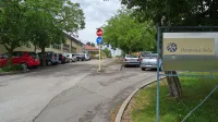Pri šoli in vrtcu v Dutovljah je 40 parkirnih mest, ki pa jih zasedejo 
že zaposleni. Starši, ki pripeljejo otroke, nimajo kje ustaviti.