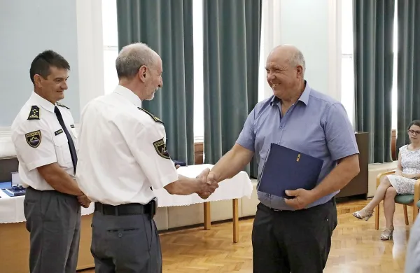 Zlati ščit policije je včeraj prejel Bruno Ipavec (desno), vodja 
službe direktorja PU Nova Gorica.