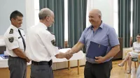 Zlati ščit policije je včeraj prejel Bruno Ipavec (desno), vodja 
službe direktorja PU Nova Gorica.