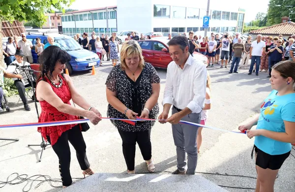 Matej Arčon, Barbara Kante in mestna svetnica Damjana Pavlica (z desne) ob rezanju traku.