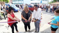 Matej Arčon, Barbara Kante in mestna svetnica Damjana Pavlica (z desne) ob rezanju traku.
