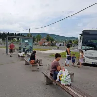 Avtobusno postajo brez pokritih peronov in z dotrajano urbano opremo je povsem povozil čas. 