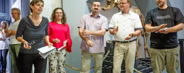 Avtorji obeh razstav (z leve) Alenka Čuk ter Aneja Rože, Davor 
Kernel in Srečko Rože s strokovnim vodjo Notranjskega muzeja 
Postojna Slavkom Polakom. 