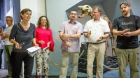 Avtorji obeh razstav (z leve) Alenka Čuk ter Aneja Rože, Davor 
Kernel in Srečko Rože s strokovnim vodjo Notranjskega muzeja 
Postojna Slavkom Polakom. 