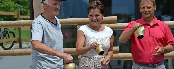 Z zvonci so otvoritev posestva naznanili Valter Mlekuž, Anka 
Lipušček Miklavič in živinorejec Matija Mlekuž, ki je obiskovalcem 
povedal, kako so na posestvu delali nekoč.