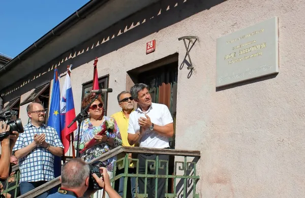 Spominsko ploščo so odkrili (z desne) župan Igor Marentič, 
predsednik Krajevne skupnosti Postojna Marjan Nagode, Srebotnjakova žena Dubravka Tomšič Srebotnjak in sin Martin 
Srebotnjak.





