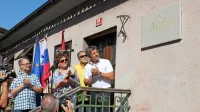 Spominsko ploščo so odkrili (z desne) župan Igor Marentič, 
predsednik Krajevne skupnosti Postojna Marjan Nagode, Srebotnjakova žena Dubravka Tomšič Srebotnjak in sin Martin 
Srebotnjak.






