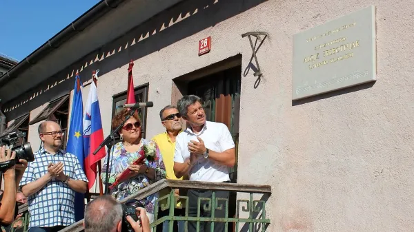 Spominsko ploščo so odkrili (z desne) župan Igor Marentič, 
predsednik Krajevne skupnosti Postojna Marjan Nagode, Srebotnjakova žena Dubravka Tomšič Srebotnjak in sin Martin 
Srebotnjak.






