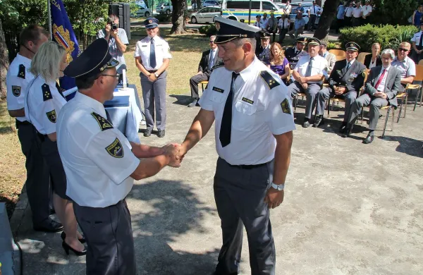 Mitja Palčič (desno) bo prejel zlati znak policije zaradi svojih prizadevanj in predlogov  za večjo 
varnost na avtocestah.