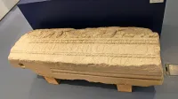 Rimski arhitrav (gredni nosilec),   ki so ga našli v Strunjanu. 