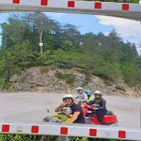 Dolenčevi so vsi zaljubljeni v vespe: oče Jurček, mama Urška, 
hčerki Špela in Lana ter najmlajši - Valentino. Najstarejši Žiga pa je 
že “prevelik” za takšne dogodivščine. 