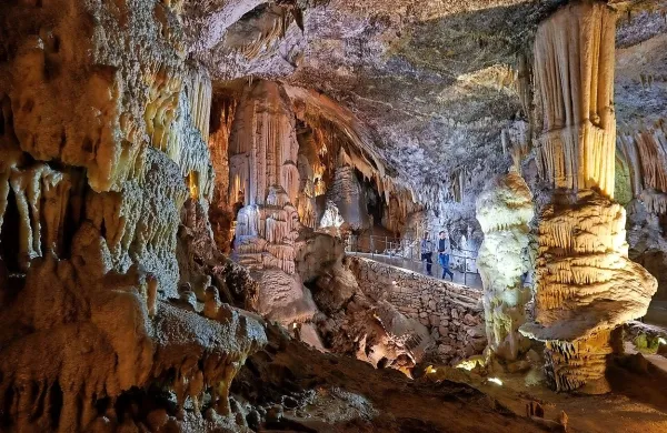 Negativne vplive turističnega obiska jam je mogoče omiliti  tudi s 
sprotnim prižiganjem in ugašanjem  luči.