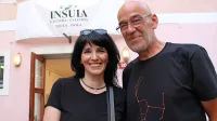 Beti Bricelj in Đanino Božić  pred galerijo Insula