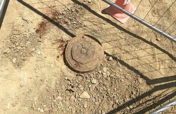 Namesto da bi vrgla v zrak ameriški ali britanski oklepnik, nas 
nemška mina 73 let kasneje le 
spominja na našo zgodovino.