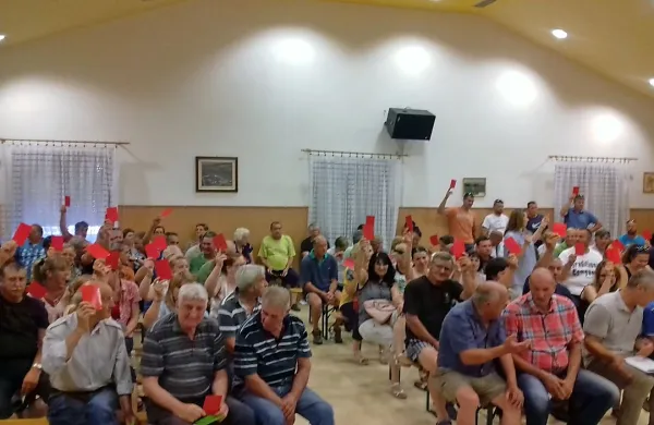 Na zboru v Dolu pri Hrastovljah so krajani soglasno, s 83 glasovi 
proti, zavrnili pobudo za delitev KS Črni Kal.