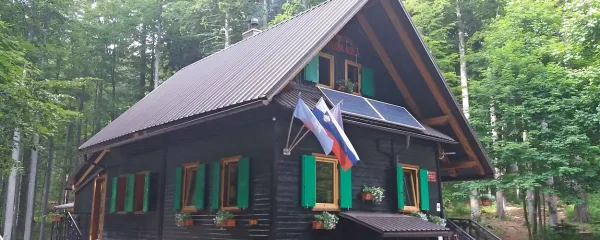 Iztokova koča pod Golaki je po zaslugi ajdovskih planincev in njihovih podpornikov posodobljena in prenovljena.  