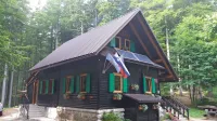 Iztokova koča pod Golaki je po zaslugi ajdovskih planincev in njihovih podpornikov posodobljena in prenovljena.  