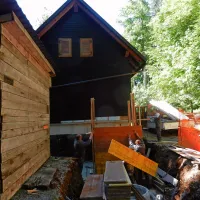 Prvotnemu objektu so prizidali sanitarije,  shrambo in  vodohran, zgradili pomožni objekt  in objekt za odpadne  vode. 
