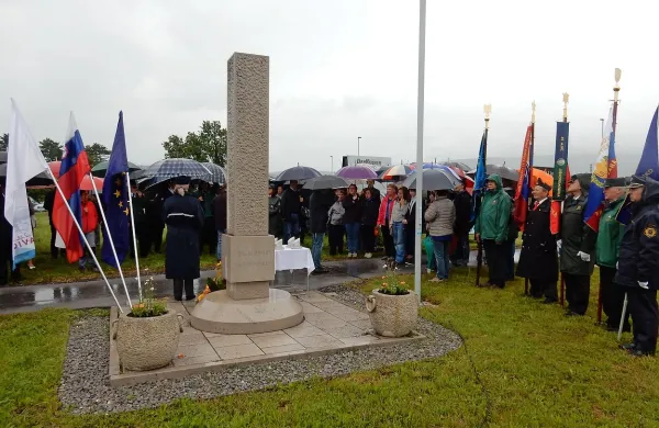 Kljub izredno slabemu vremenu se je  dopoldne ob spomeniku Dan 
prej v Divači zbrala množica domoljubov.