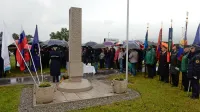 Kljub izredno slabemu vremenu se je  dopoldne ob spomeniku Dan 
prej v Divači zbrala množica domoljubov.