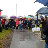 Kljub izredno slabemu vremenu se je  dopoldne ob spomeniku Dan 
prej v Divači zbrala množica domoljubov.